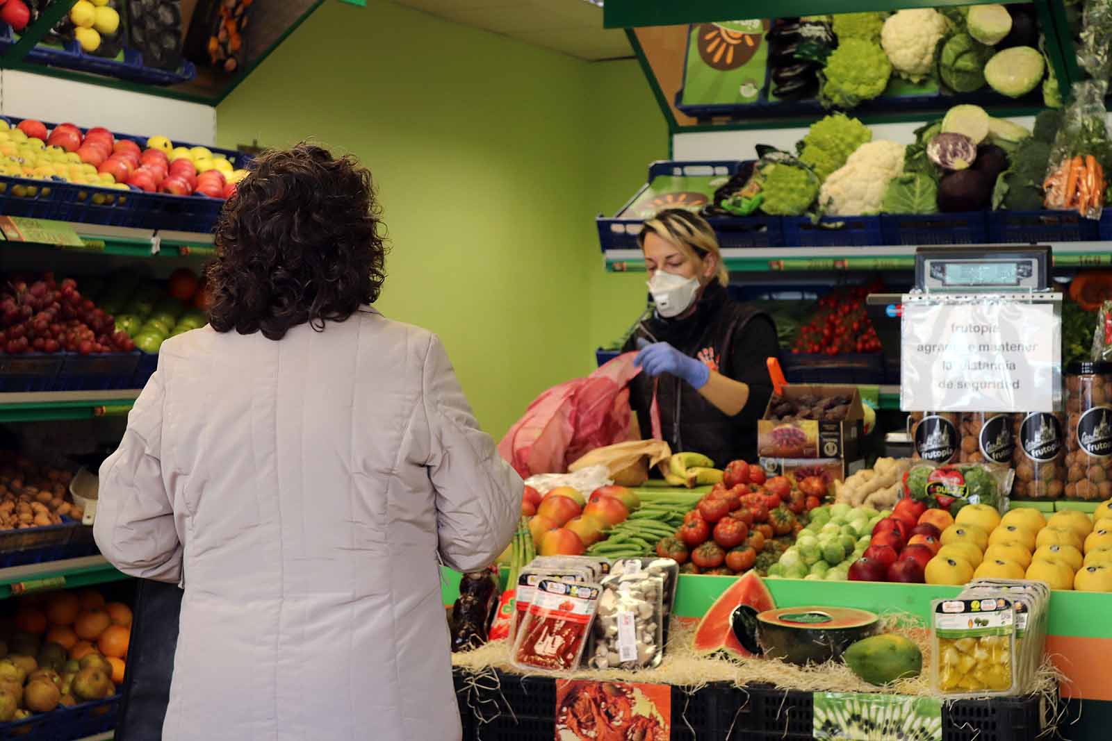 Fotos: La vida en las tiendas de barrio durante la crisis del coronavirus