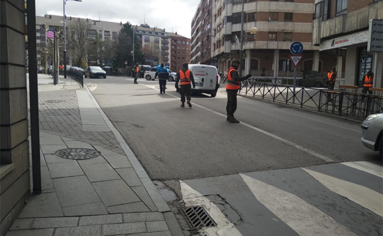 Ejército y Policía Local controlan el tráfico por las calles de Aranda. 