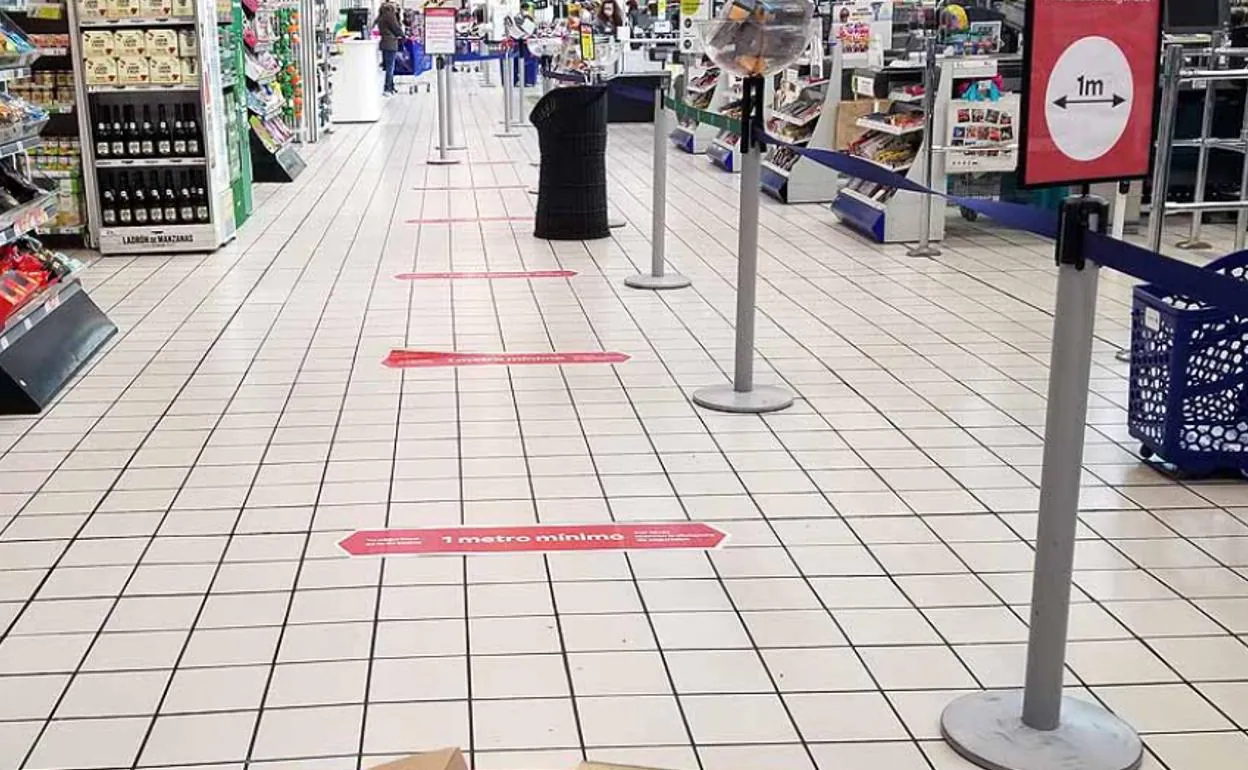 Marcas en el suelo de un supermercado burgalés para indicar dónde hay que situarse para respetar la distancia de seguridad. 