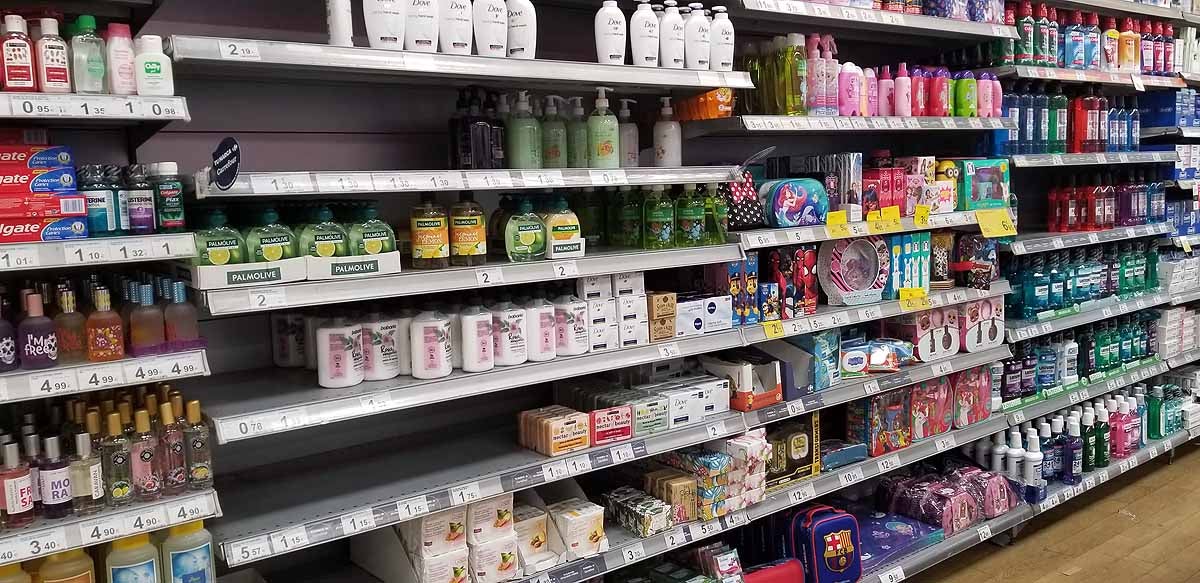 Productos que habían escaseado en los estantes, como jabones y papel higiénico, al bajar la alfuencia de clientes han podido ser repuestos con normalidad. 