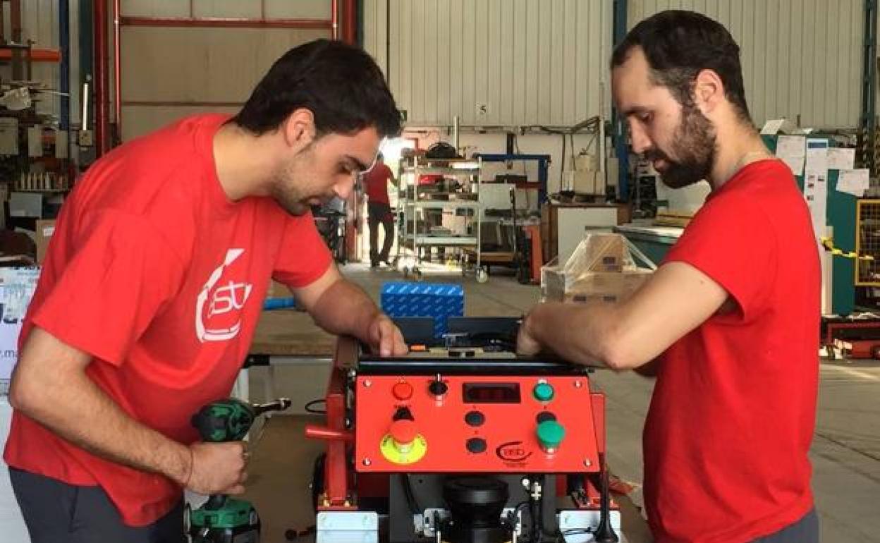 Alumnos de Formación Profesional trabajan en ASTI Mobile Robotics. 