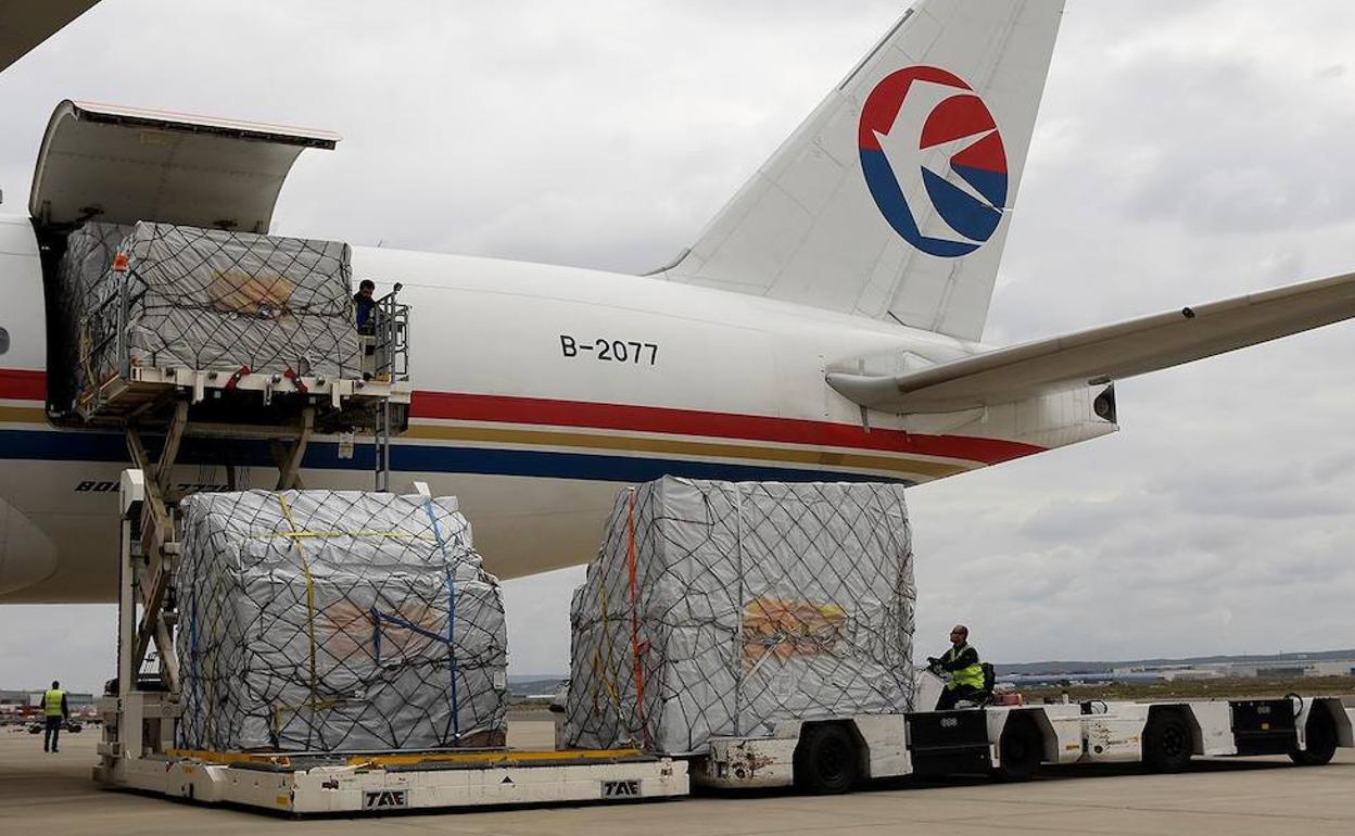 Descarga de los palés con material de protección llegado de China en el aeropuerto de Zaragoza. 