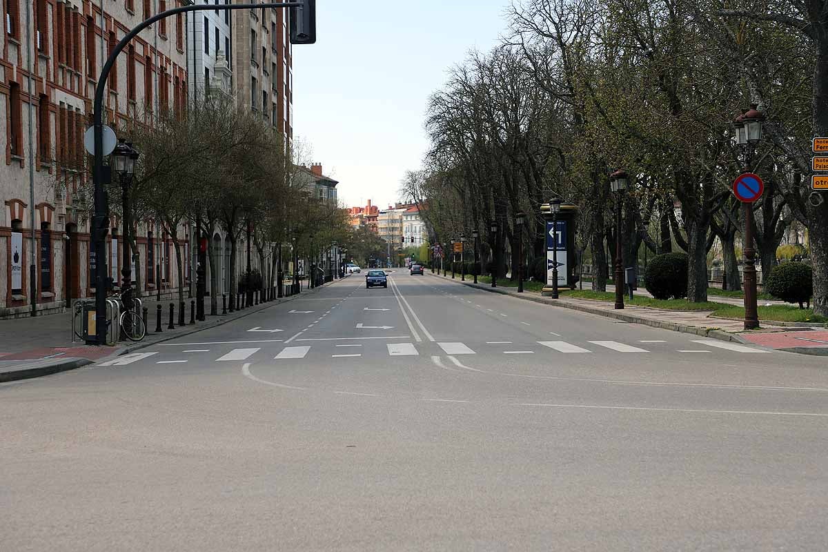 Pocos paseantes y apenas tráfico en otro día más del estado de alarma.