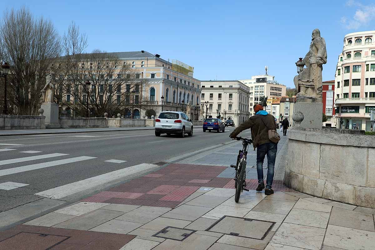 Pocos paseantes y apenas tráfico en otro día más del estado de alarma.