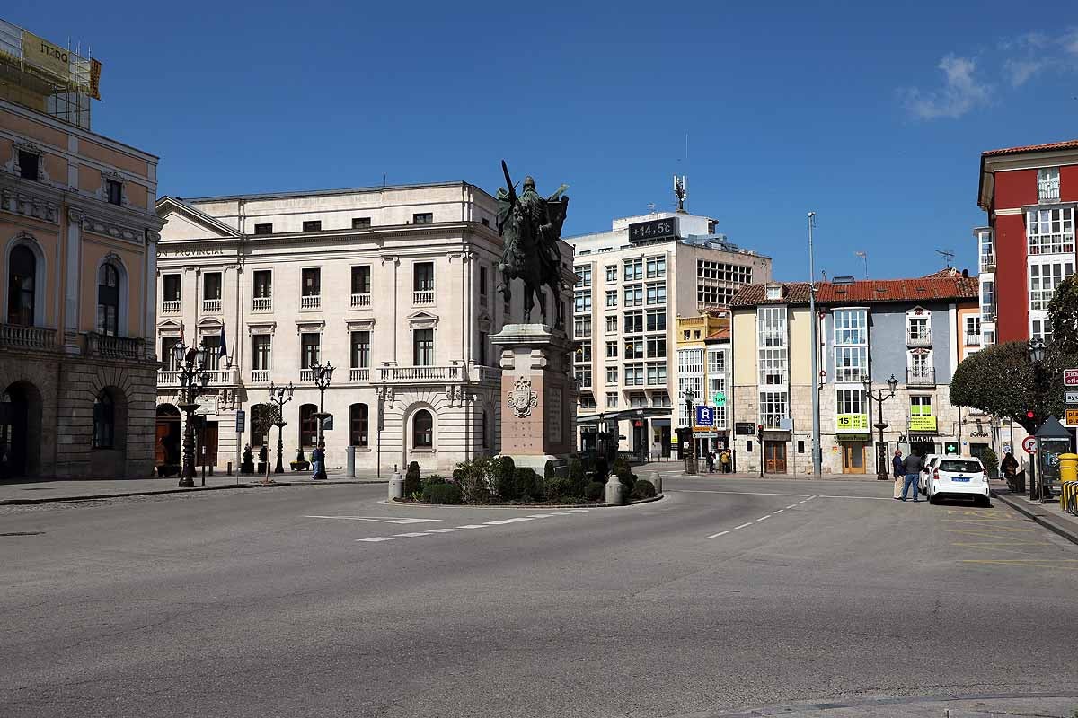 Pocos paseantes y apenas tráfico en otro día más del estado de alarma.