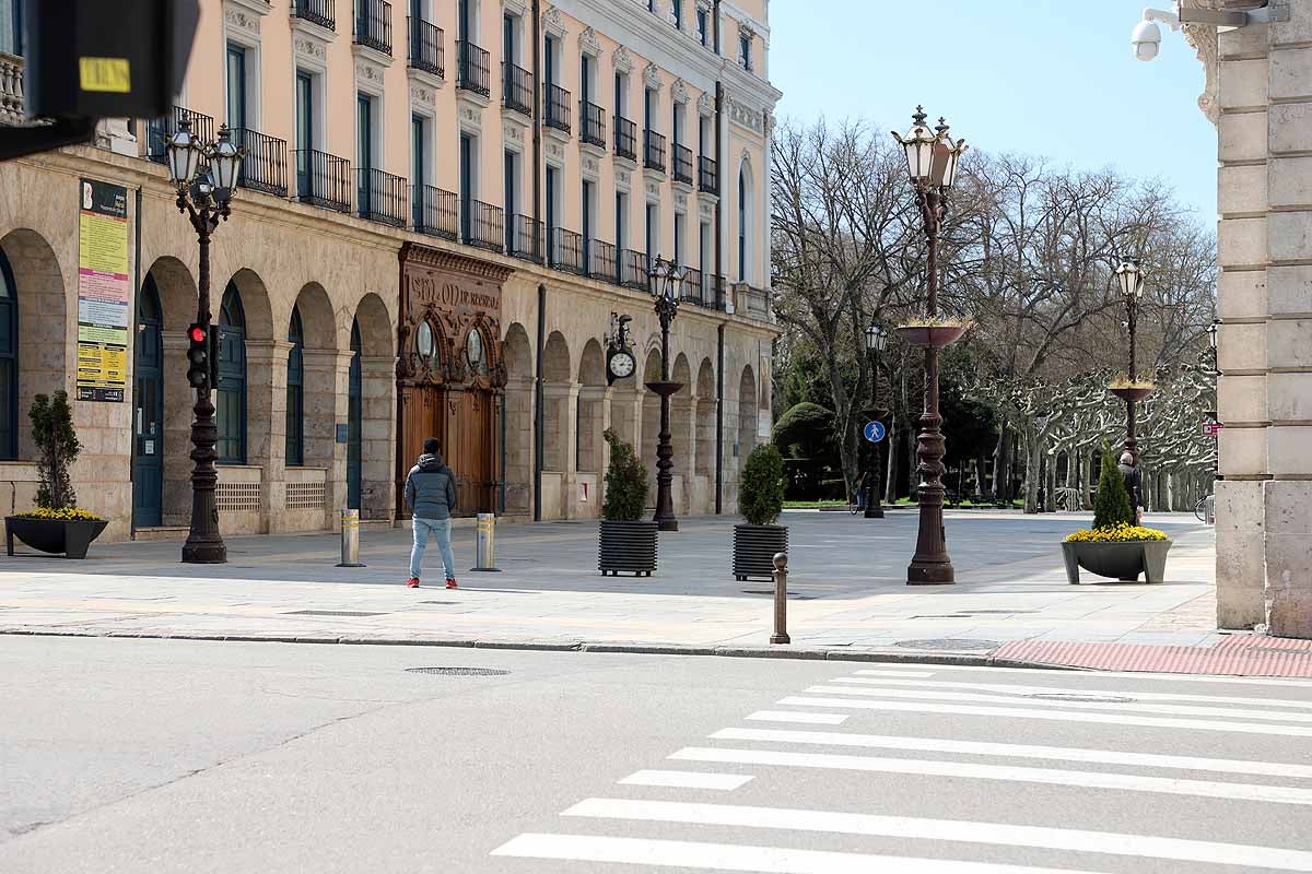 Pocos paseantes y apenas tráfico en otro día más del estado de alarma.