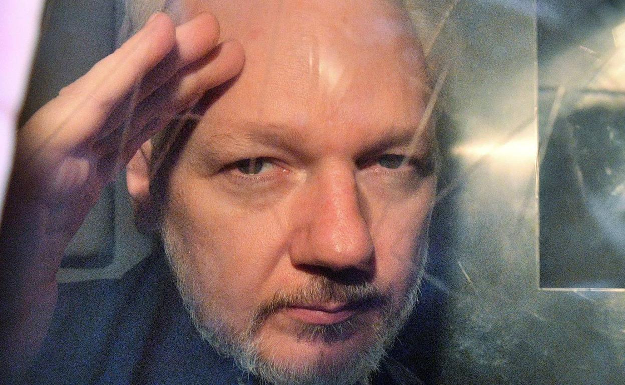 Julian Assange. 