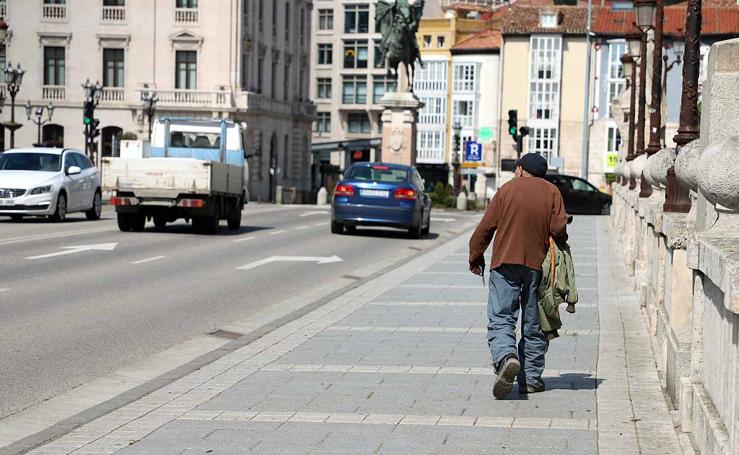 Una mañana soleada en la plaza del Cid bajo la sombra del coronavirus 