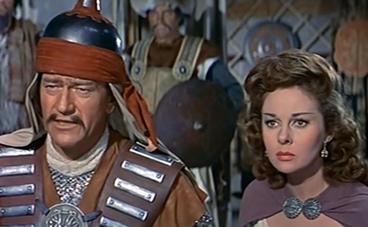 John Wayne y Susan Hayward, en la película 'El conquistador de Mongolia'.