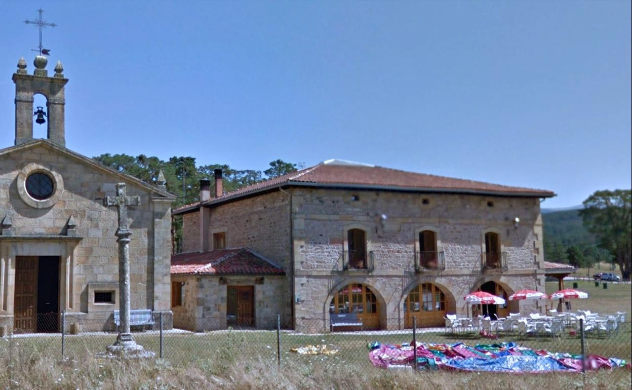 Imagen de archivo del bar y albergue de Revenga junto a la ermita. 