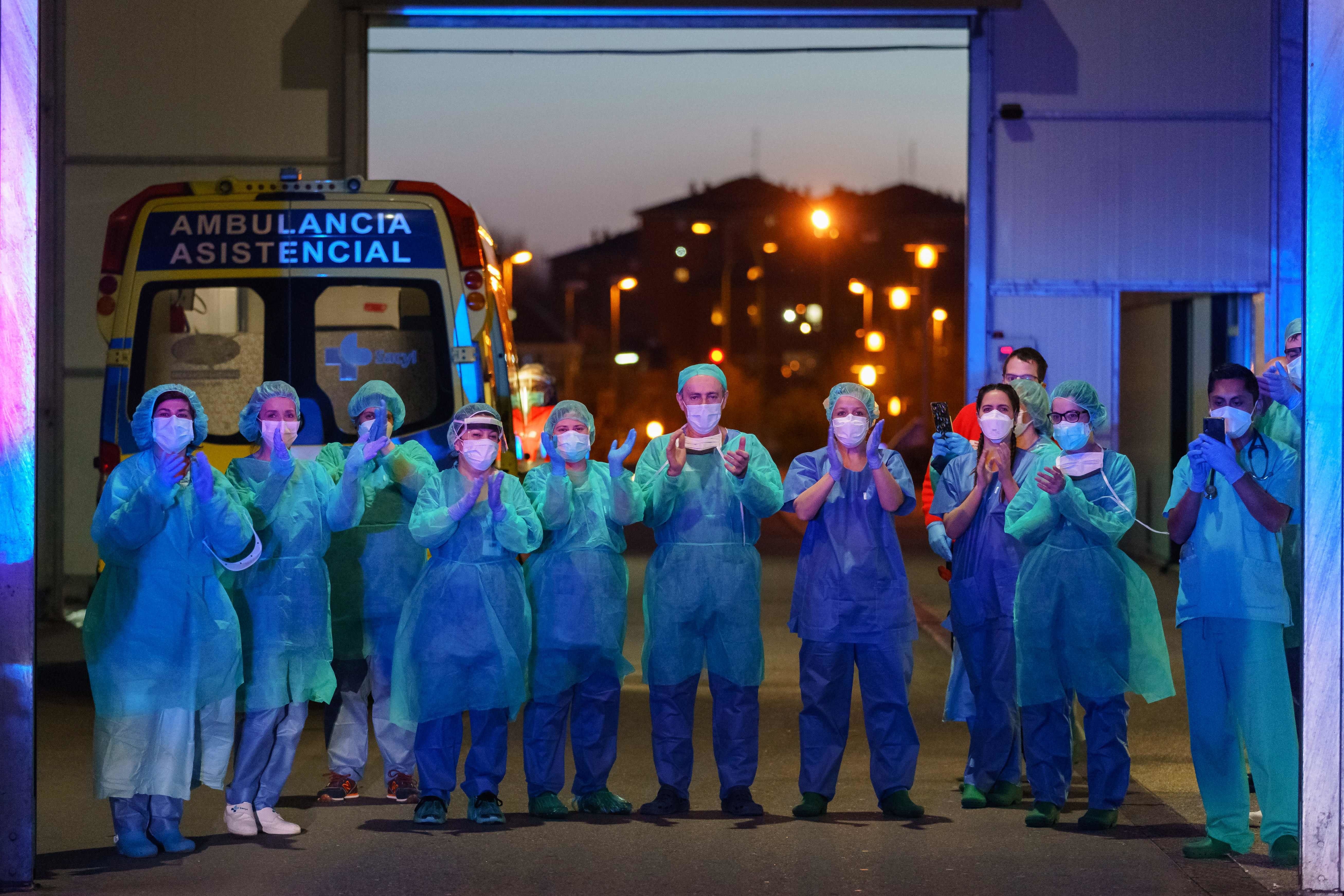 Fotos: Los sanitarios reciben los aplausos de los burgaleses a las puertas del Hopital de Burgos