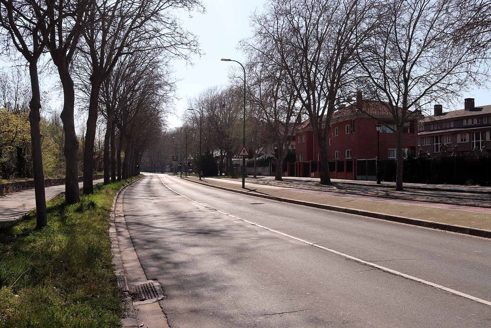 Fotos: El sol ilumina las calles de una ciudad vacía