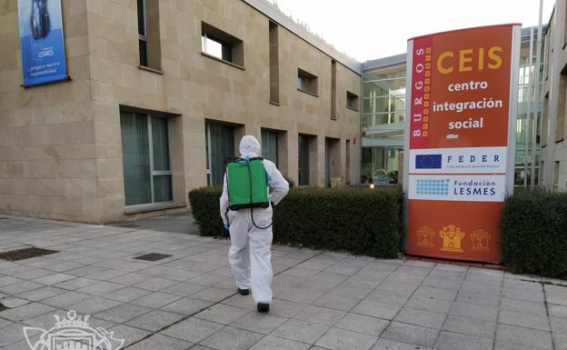 Los Bomberos de Burgos realizan labores de desinfección en las residencias de mayores