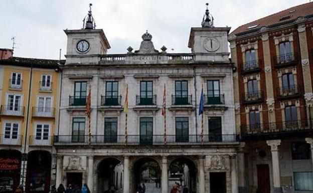 El PP de Burgos pide que las banderas ondeen a media asta en el Ayuntamiento por el coronavirus