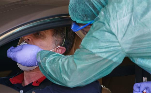 El personal sanitario ha comenzado a tomar muestras desde el coche a burgaleses con síntomas de la COVID-19