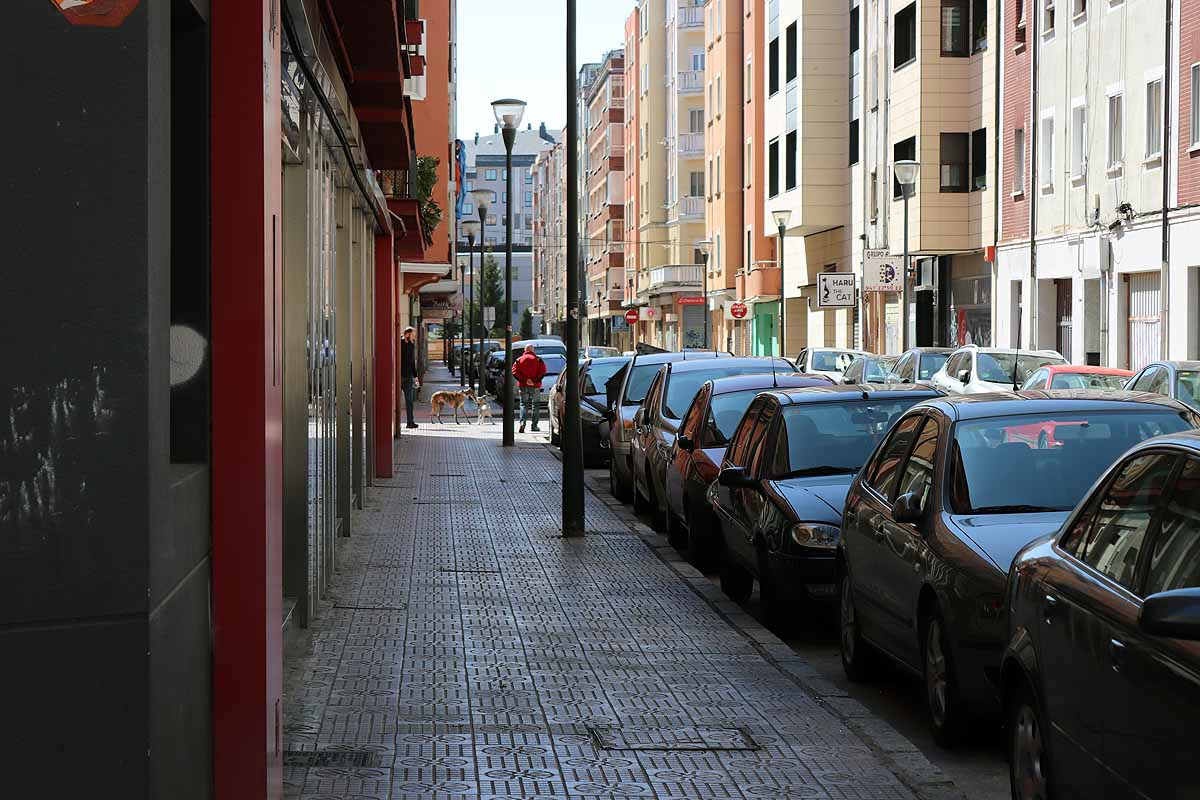 Las mañanas siempre arrojan más actividad en las calles burgalesas que las tardes, la gente sale a comprar el pan o el periódico, pero nada de vermú, nada de contacto social. Sí se puede observar a muchos burgaleses asomados a la ventana aprovechando los rayos de sol, otros disfrutando de su jardín y en muchas ventanas aparecen mensajes de ánimos y arcoiris. 