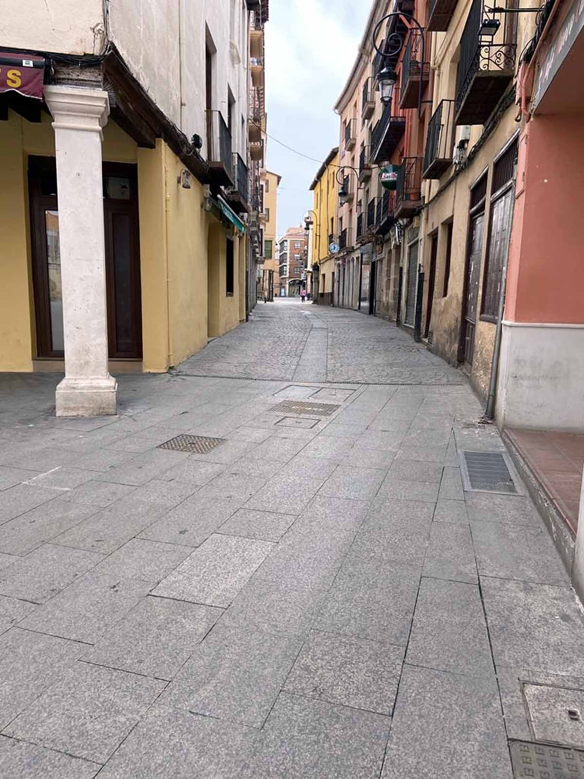 Plaza de Santa María totamente vacía.