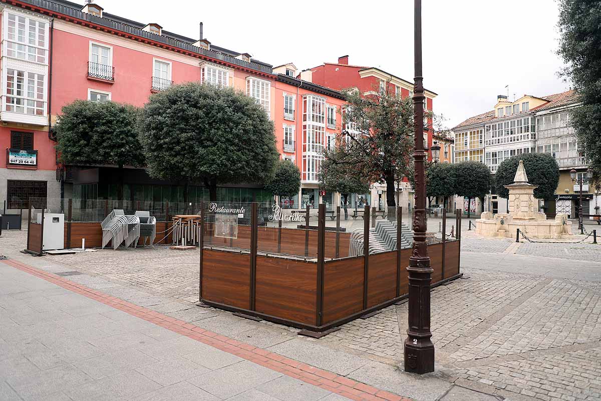 Este lunes, con la suspensión de toda actividad económica no esencial por la crisis sanitaria del coronavirus, el centro de la capital burgalesa presenta una imagen mucho más vacía. Algo a lo que colaboran los termómetros que no suben de 1 grado.