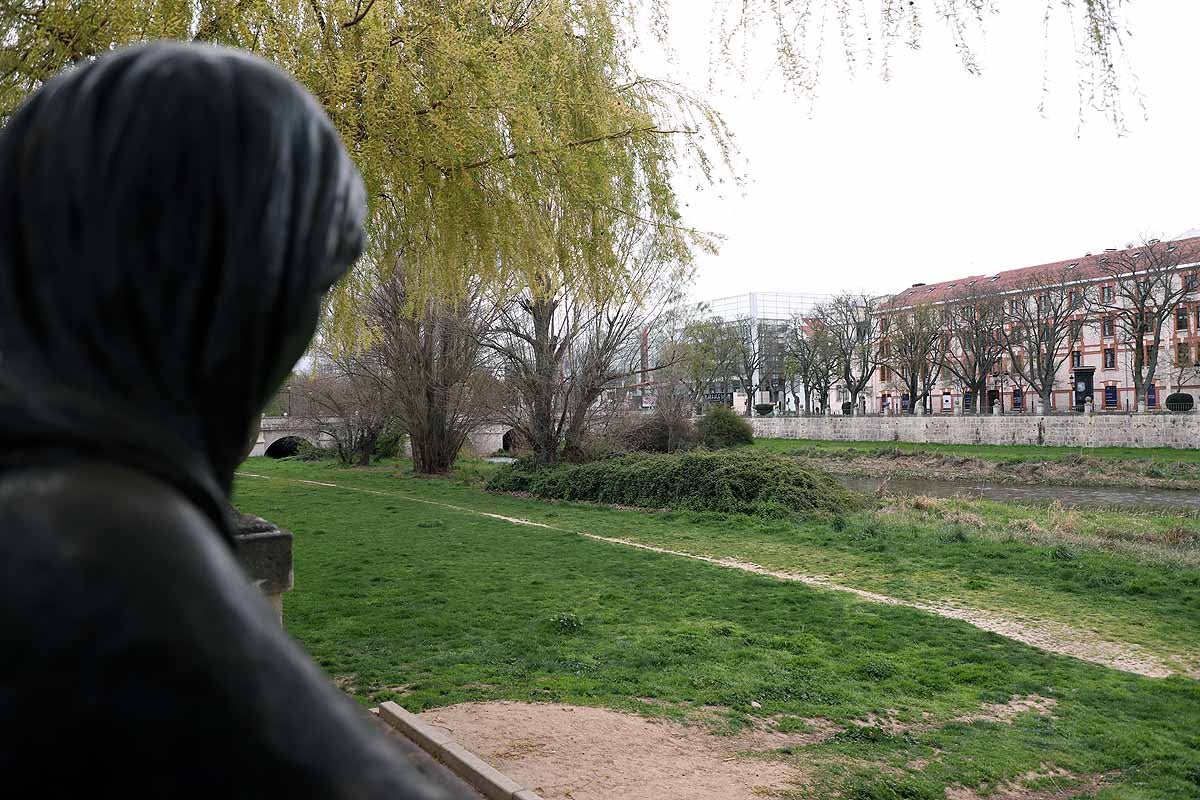 Este lunes, con la suspensión de toda actividad económica no esencial por la crisis sanitaria del coronavirus, el centro de la capital burgalesa presenta una imagen mucho más vacía. Algo a lo que colaboran los termómetros que no suben de 1 grado.