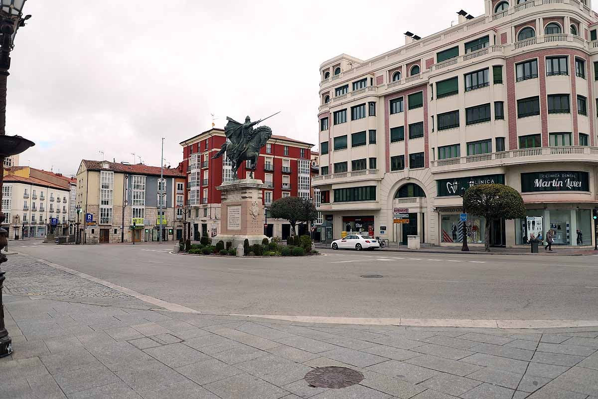 Este lunes, con la suspensión de toda actividad económica no esencial por la crisis sanitaria del coronavirus, el centro de la capital burgalesa presenta una imagen mucho más vacía. Algo a lo que colaboran los termómetros que no suben de 1 grado.