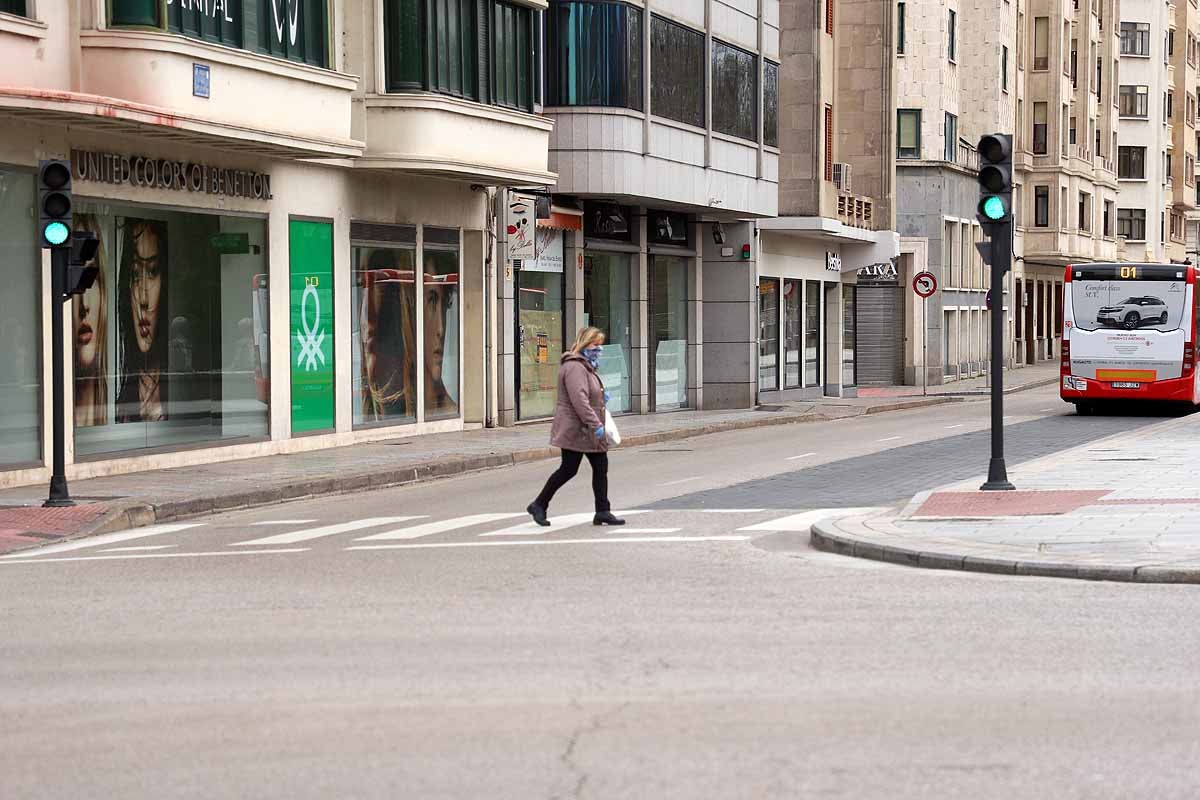 Este lunes, con la suspensión de toda actividad económica no esencial por la crisis sanitaria del coronavirus, el centro de la capital burgalesa presenta una imagen mucho más vacía. Algo a lo que colaboran los termómetros que no suben de 1 grado.