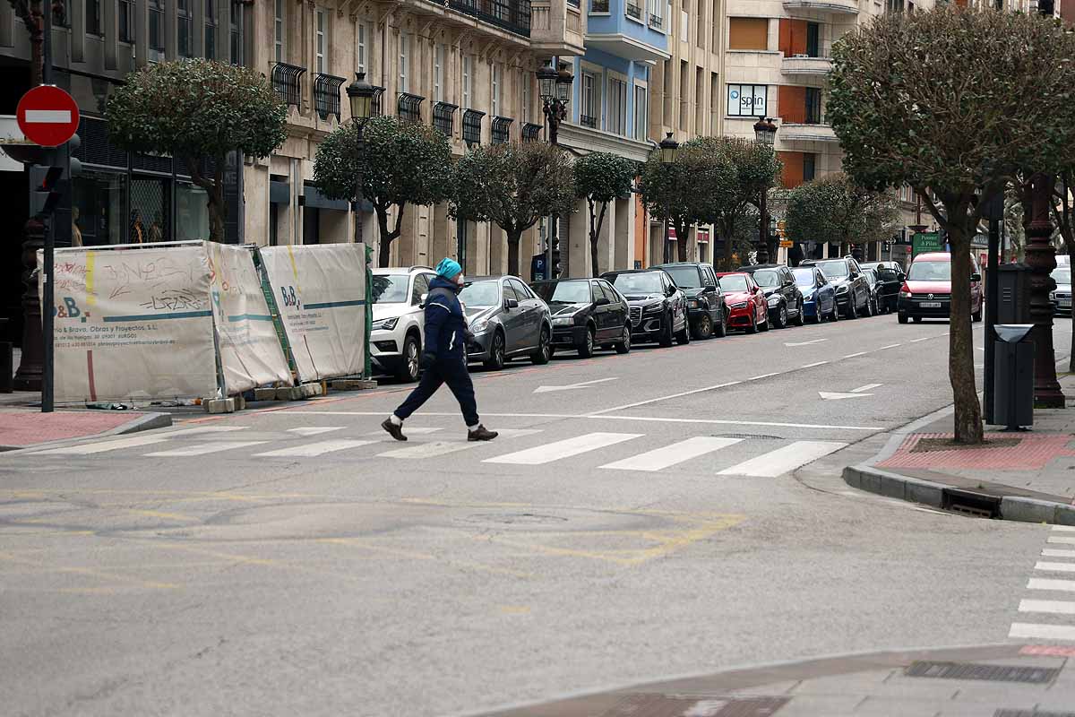 Este lunes, con la suspensión de toda actividad económica no esencial por la crisis sanitaria del coronavirus, el centro de la capital burgalesa presenta una imagen mucho más vacía. Algo a lo que colaboran los termómetros que no suben de 1 grado.