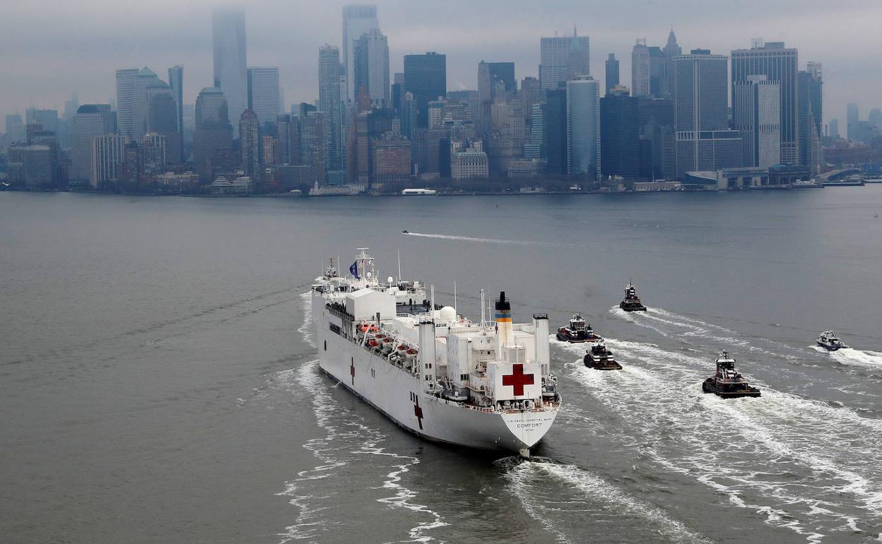 El barco hospital militar 'USNS Comfort', con mil camas y doce quirófanos, entrando en la bahía de Nueva York .