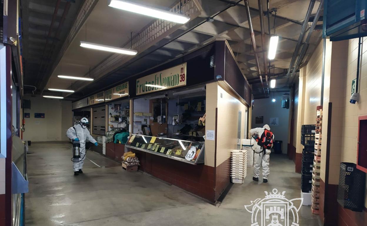 Imagen de las tareas de desinfección en el Mercado Norte. 