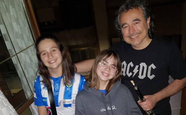 Marta y Julia, dos niñas arandinas, regalan su música a sus vecinos confinados