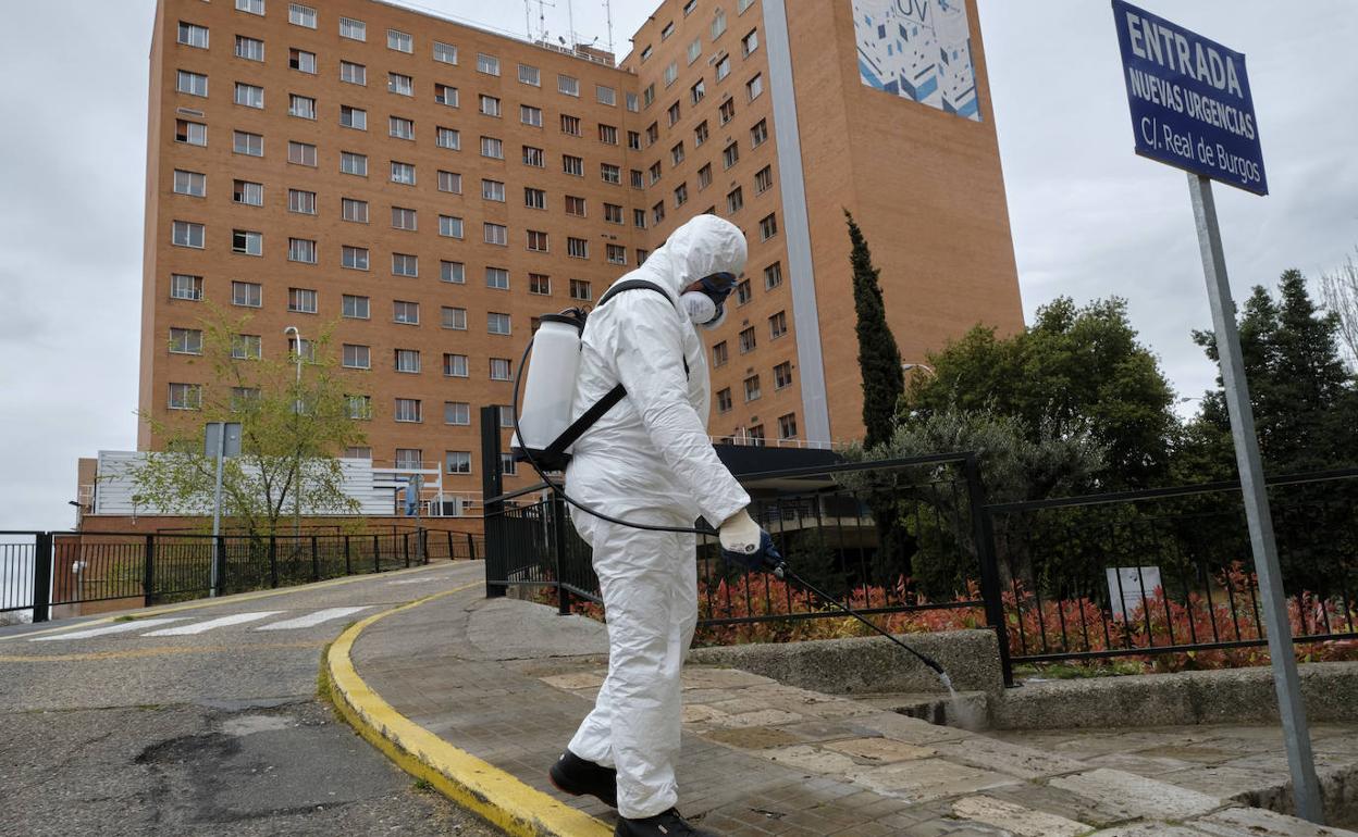 Desinfección en el exterior del Hospital Clinico de Valladolid.