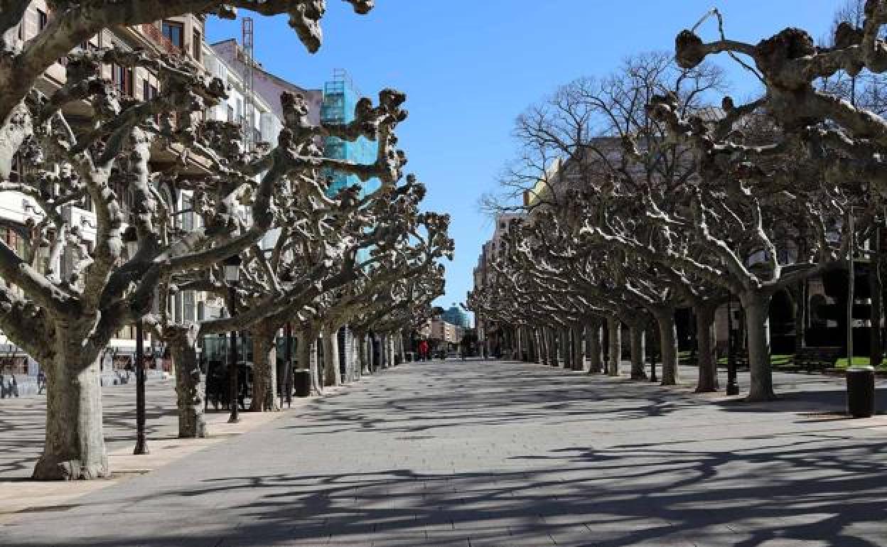 El Paseo del Espolón prácticamente vacío. 