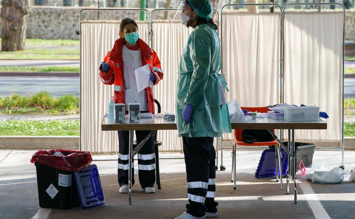 Personal sanitario preparado para tomar muestras para análisis de coronavirus. 