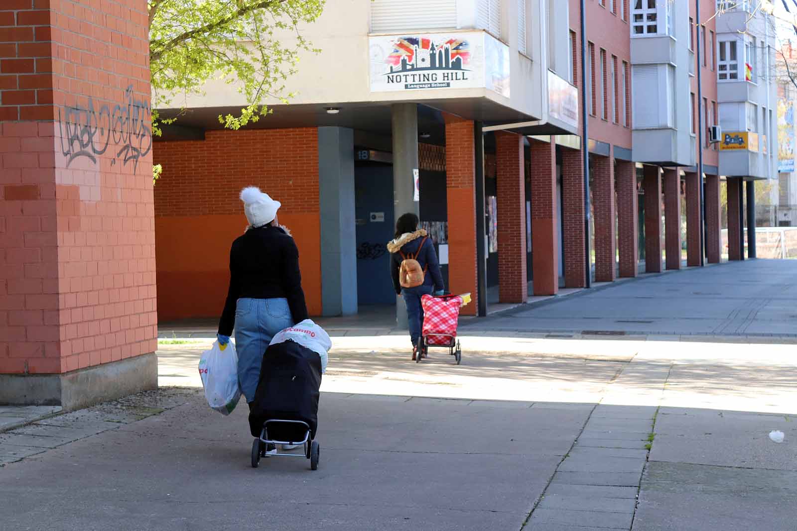 Fotos: Viernes de Dolores sin procesiones pero con colas en los supermercados