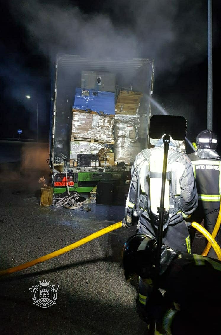 Los bomberos han tenido que actuar de urgencia para sofocar las llamas. 