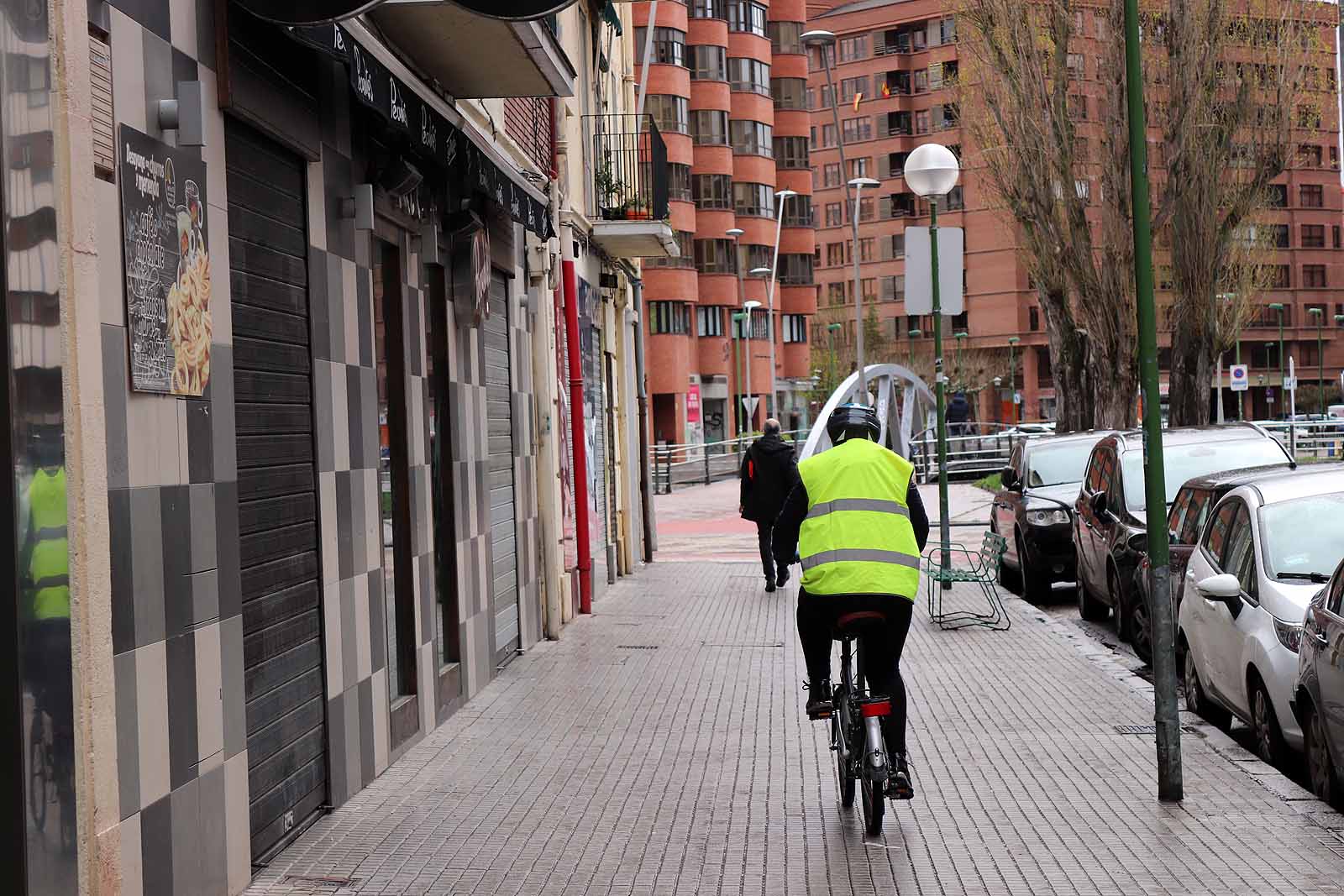 Una vecina consulta una esquela en la calle.