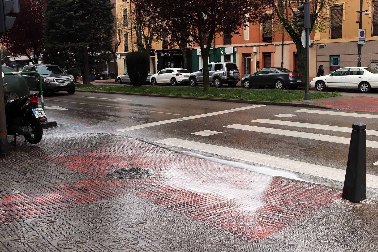 Una vecina consulta una esquela en la calle.