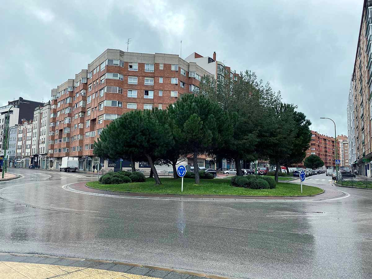 Una vecina consulta una esquela en la calle.