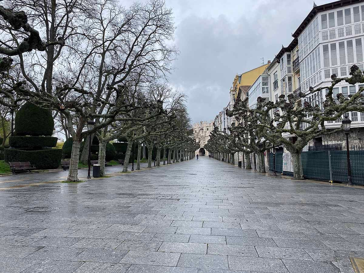 Una vecina consulta una esquela en la calle.