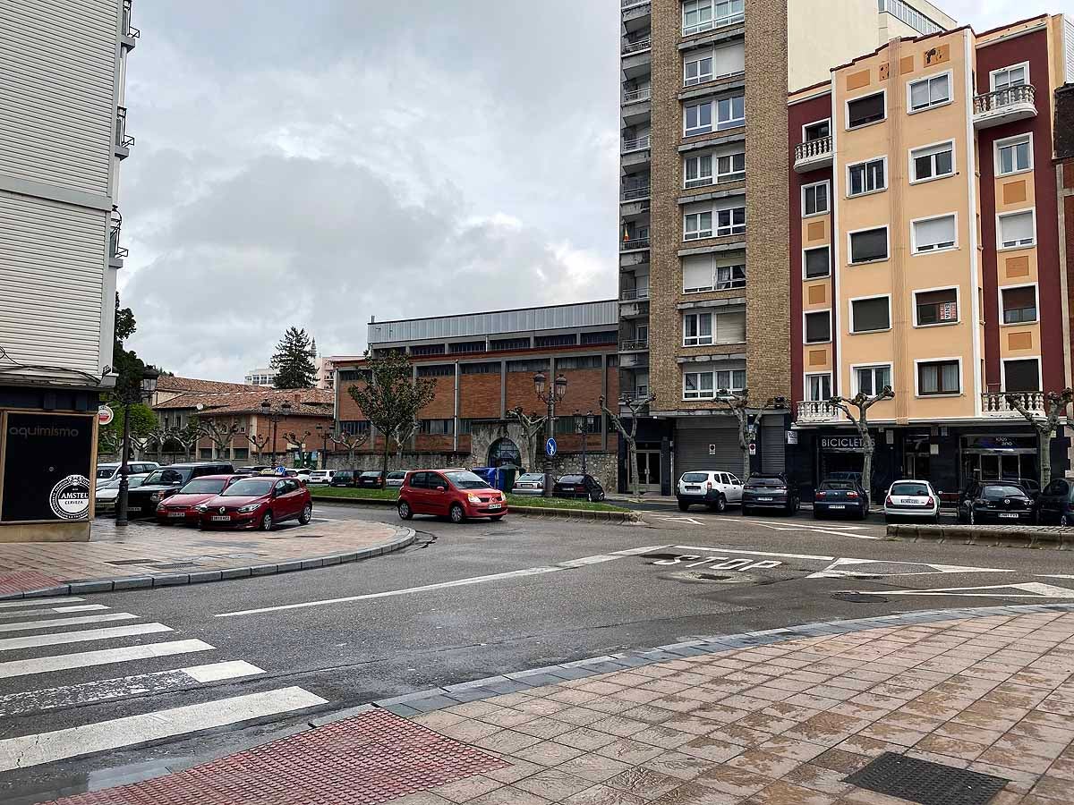 Una vecina consulta una esquela en la calle.