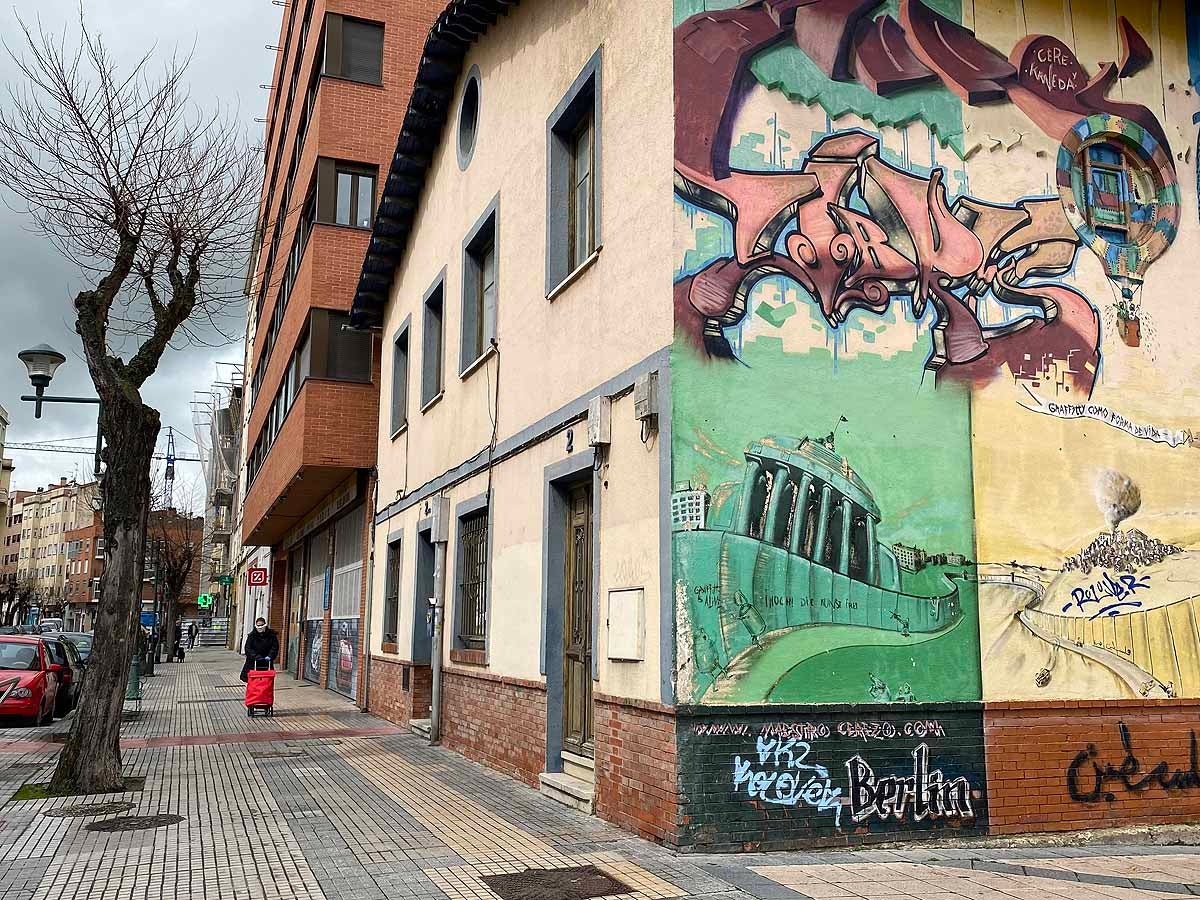 Una vecina consulta una esquela en la calle.