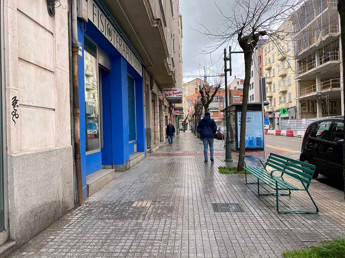 Una vecina consulta una esquela en la calle.