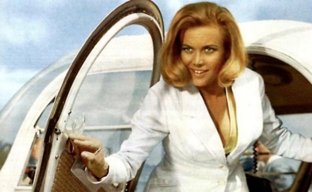 Honor Blackman como Pussy Galore en 'Goldfinger'.