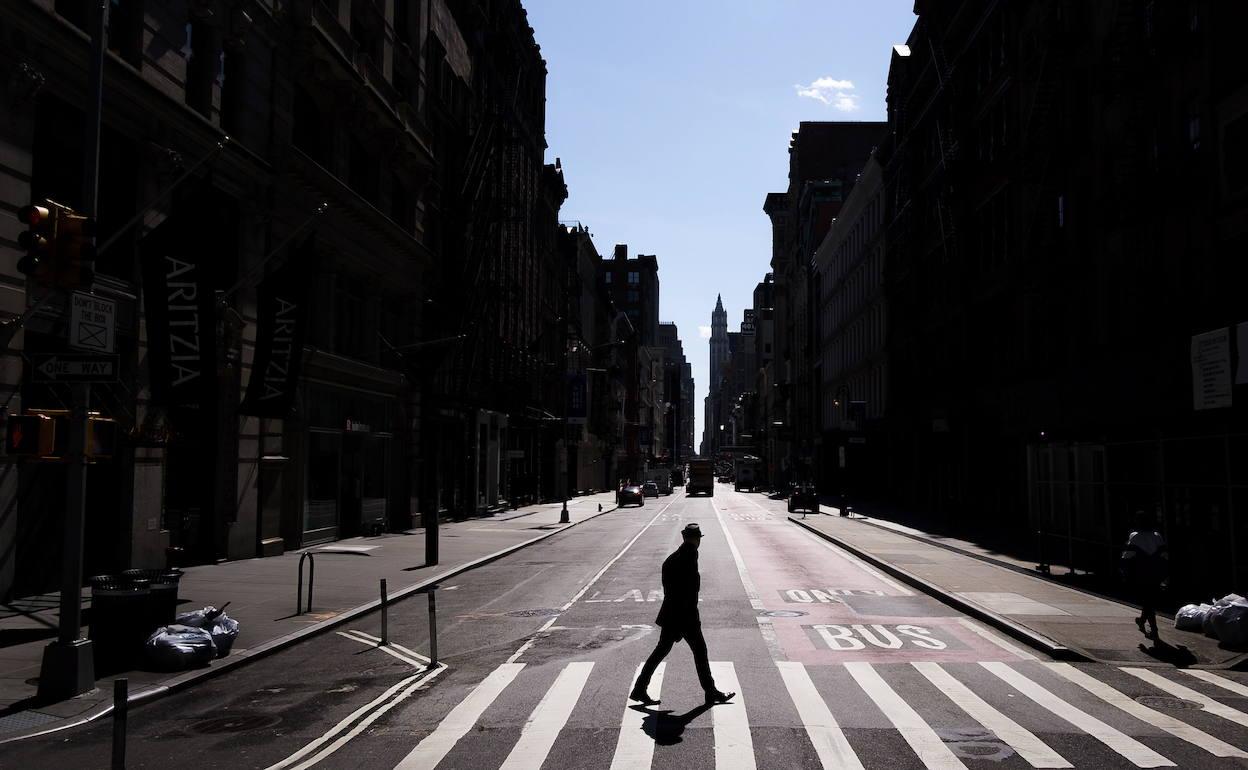 La avenidad Broadway vacía de coches y el bullicio de las personas.