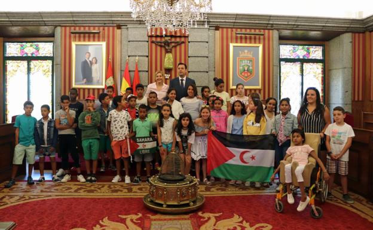 Los niños que pasaron el verano pasado en Burgos en su visita al Ayuntamiento.