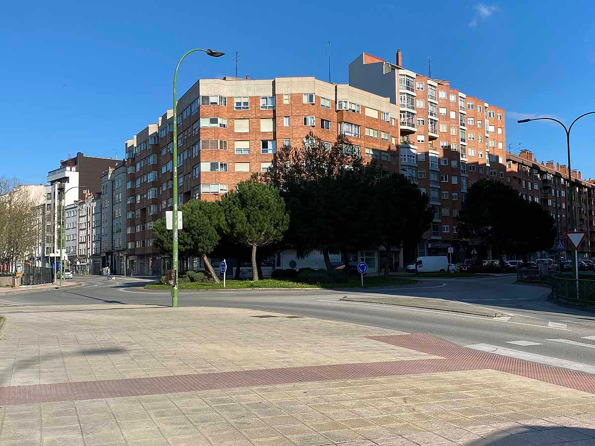 Barrios desiertos durante la tarde del Miércoles Santo.