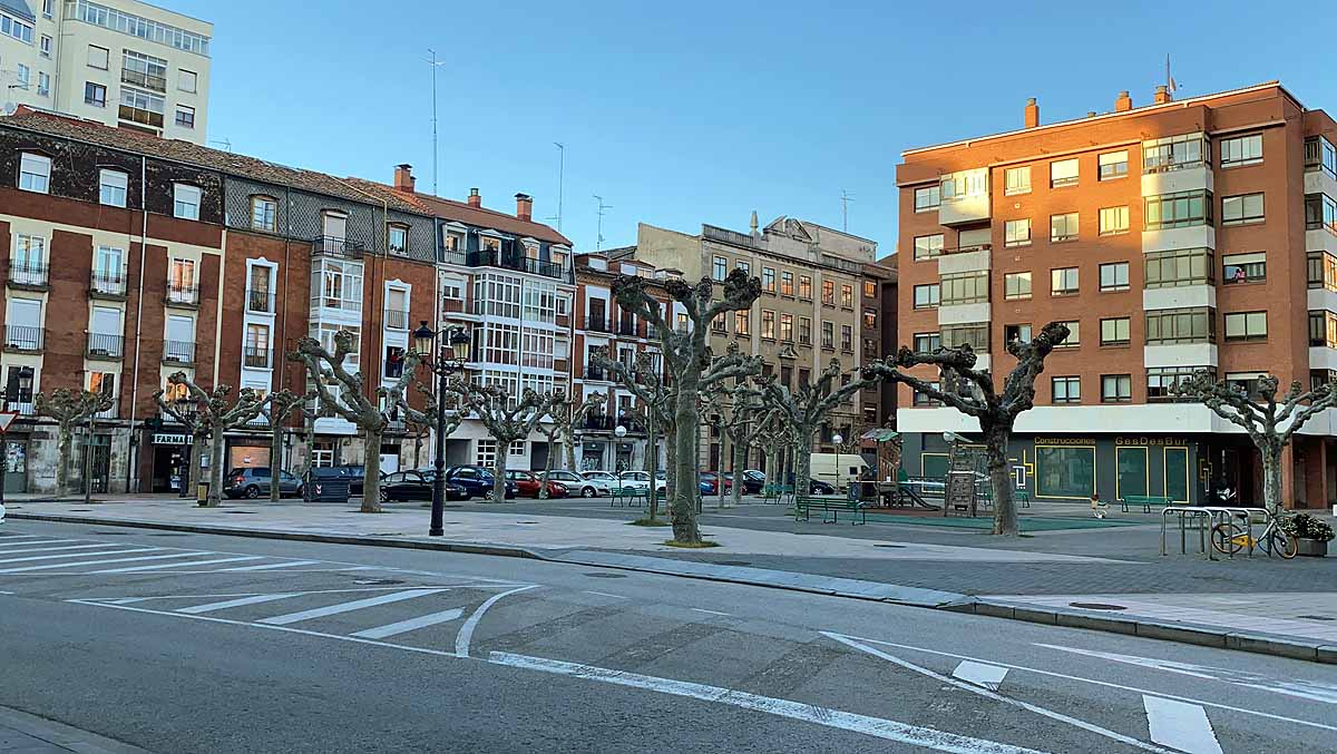 Barrios desiertos durante la tarde del Miércoles Santo.