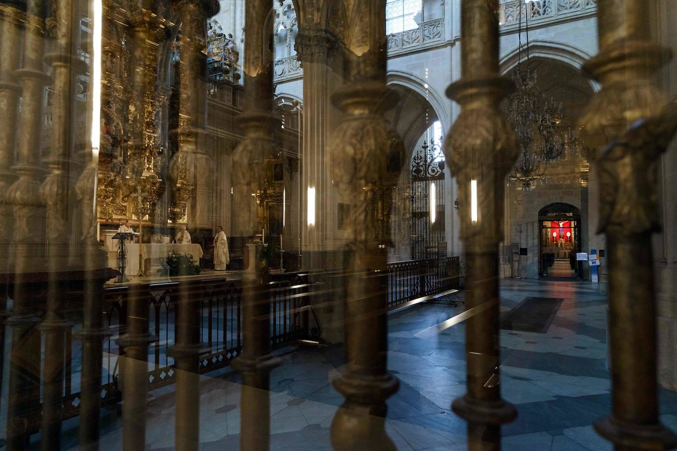 Fotos: La Semana Santa se celebra en soledad en los templos de Burgos