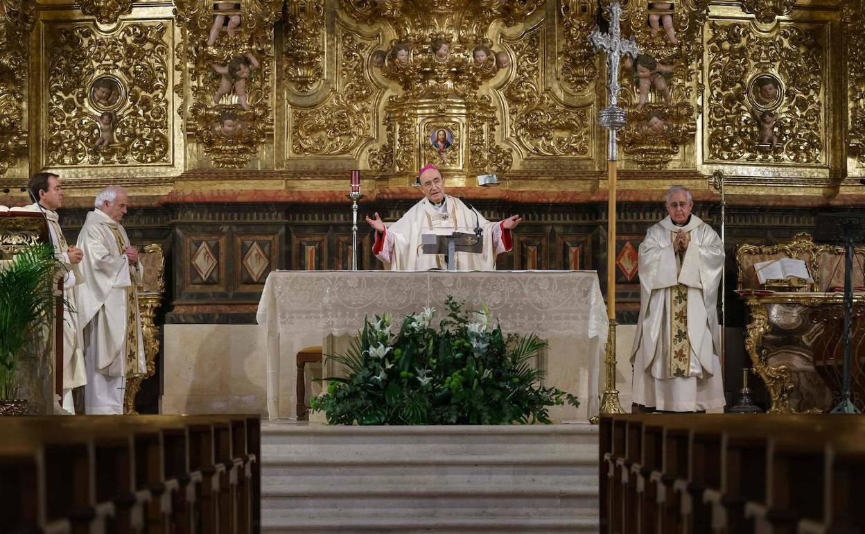 El arzobispo de Burgos ha presidido la misa del Jueves Santo en una Catedral cerrada al público