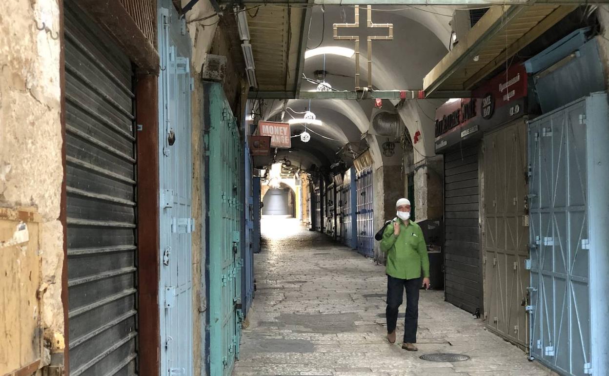 En la ciudad vieja, las tiendas de alfombras, porcelanas o recuerdos, tienen las persianas bajadas.