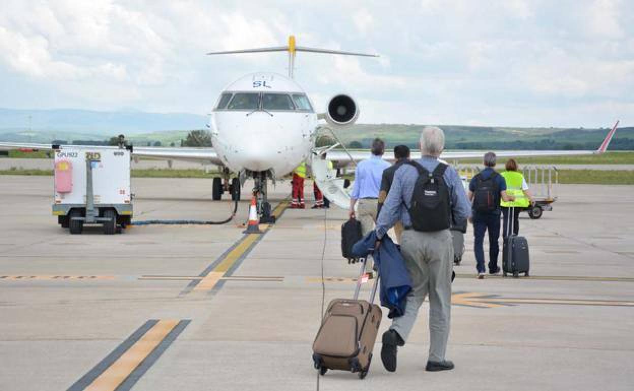 Viajeros se disponen a coger un vuelvo en el aeropuerto de Burgos. 